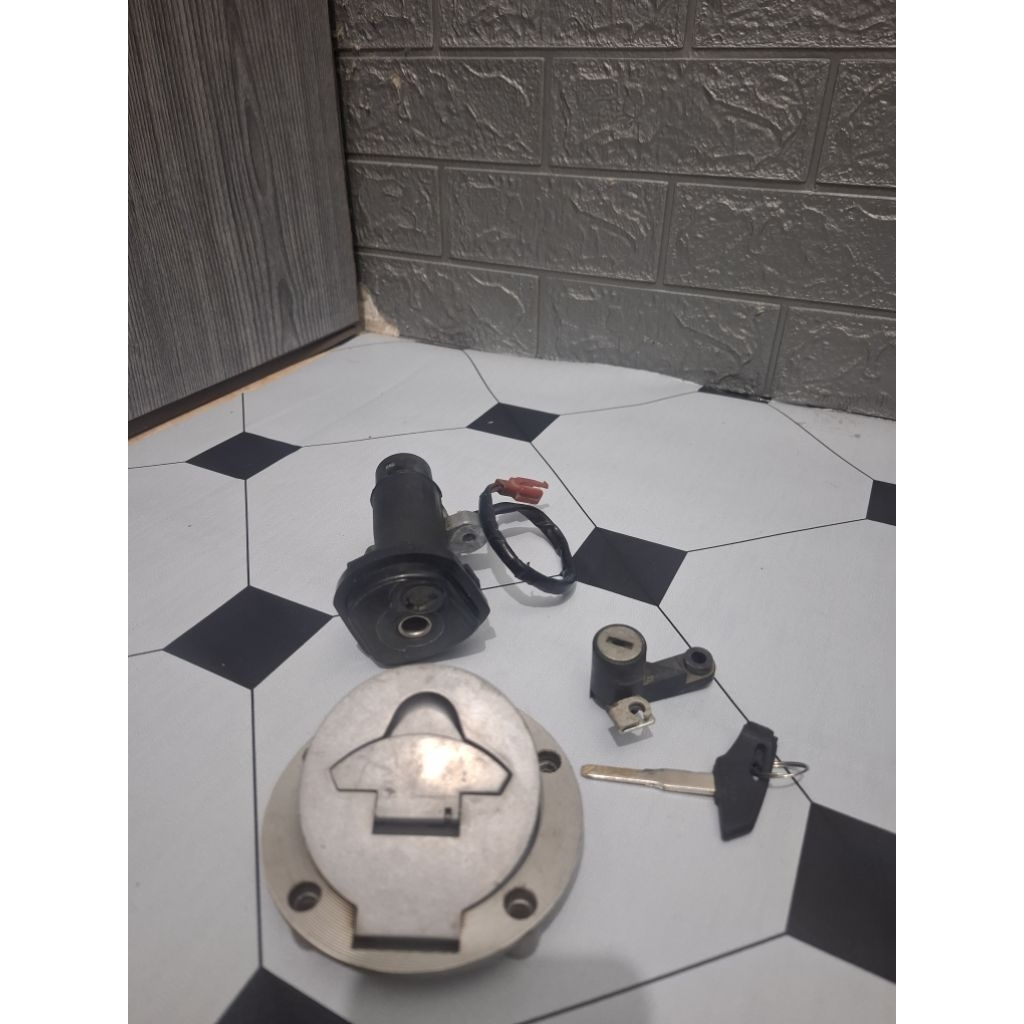 kunci ,tutup tangki dan kunci jok  r15 v2