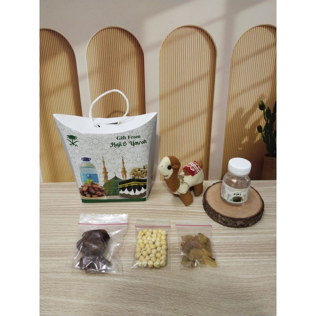 

Paket Oleh-Oleh Haji dan Umroh + gantungan kunci boneka Unta / Hampers Makanan