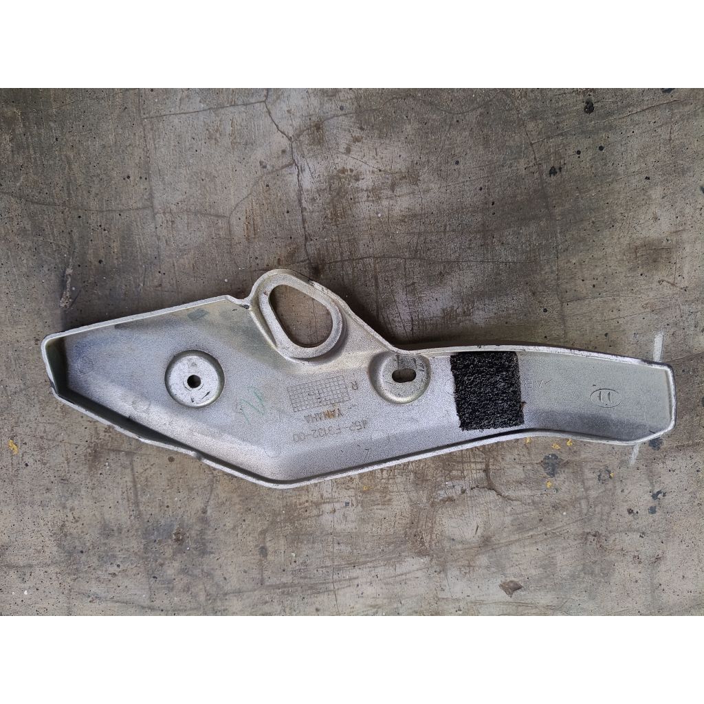 Kupingan lampu dudukan reting depan yamaha byson sebelah kanan original  bekas copotan motor