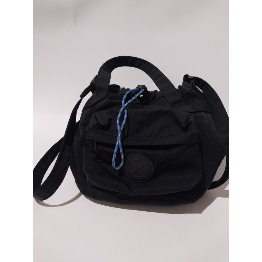 Preloved Tas Selempang Exsport Reround Hitam