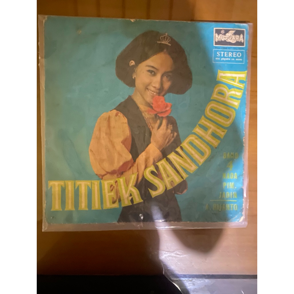 piringan hitam titiek sandhora