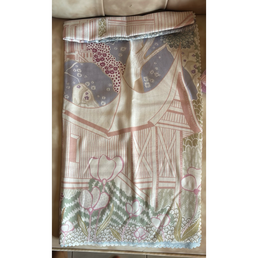 Preloved Wearing klamby scarf