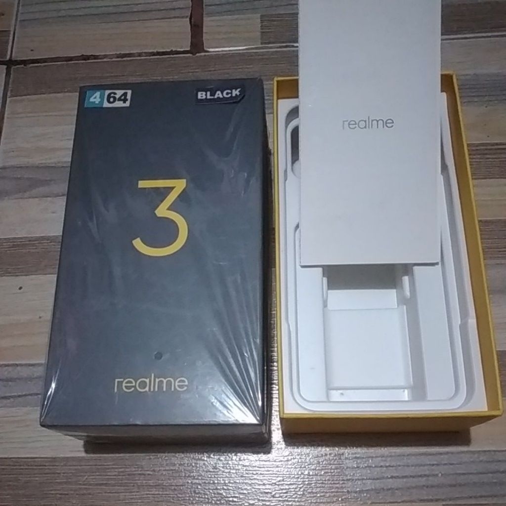 

DUS BOX HP REALME 3 BLACK RAM 4/64 BEKAS ORIGINAL.