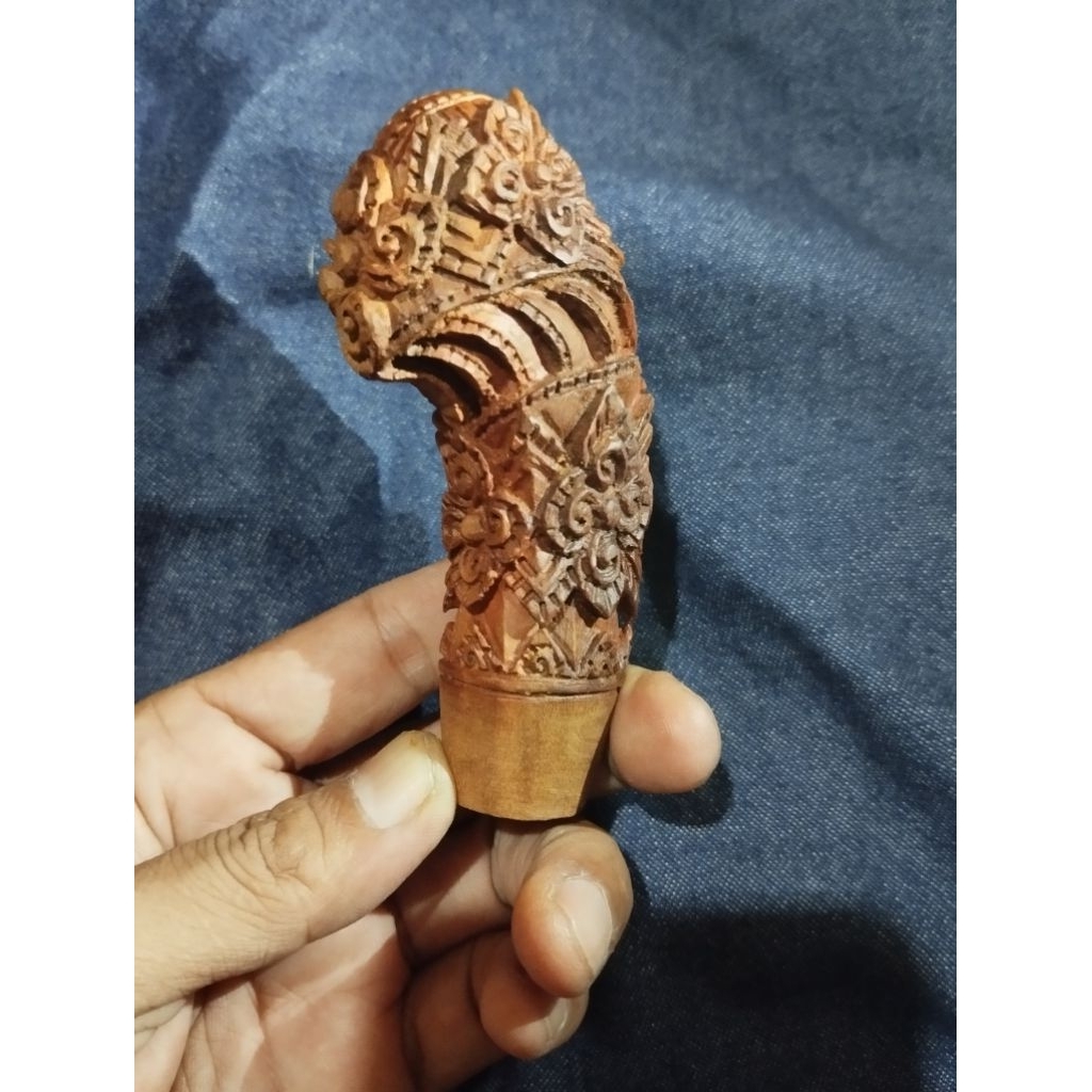 Deder keris ukir motif kepompong kayu sawo