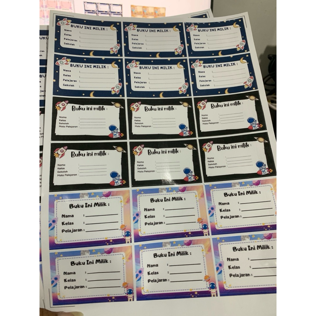 

sticker label nama buat buku pelajaran harga per lembar isi 18 pcs bisa custom free desain sticker print cut
