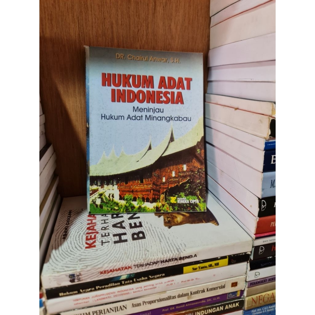 Hukum adat Indonesia meninjau hukum adat minangkabau by Dr Chairul Anwar