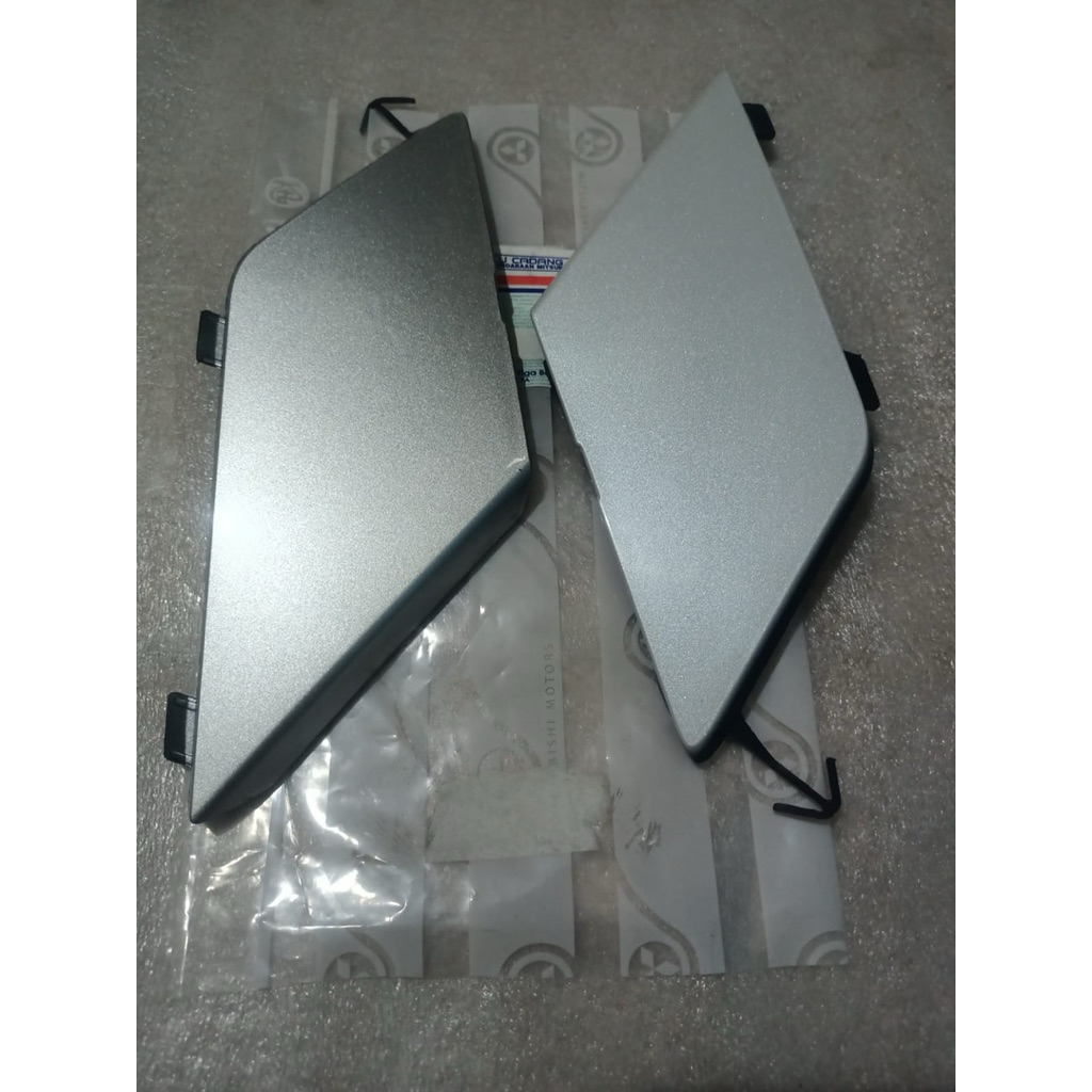 tutup lobang derek towing bemper depan LIVINA NEW SILVER ORIGINAL