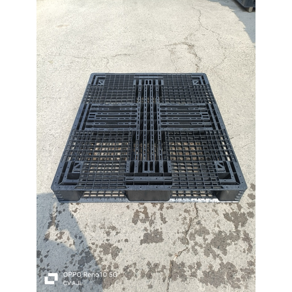 

palet plastik ukuran 110x130x14cm bekas dengan kondisi 95%