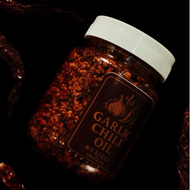 

Garlic Chili Oil by Lieli | Crispy Garlic Chili Oil Premium Serbaguna 100g | Chili Oil Premium Renyah Pedas Gurih 100g