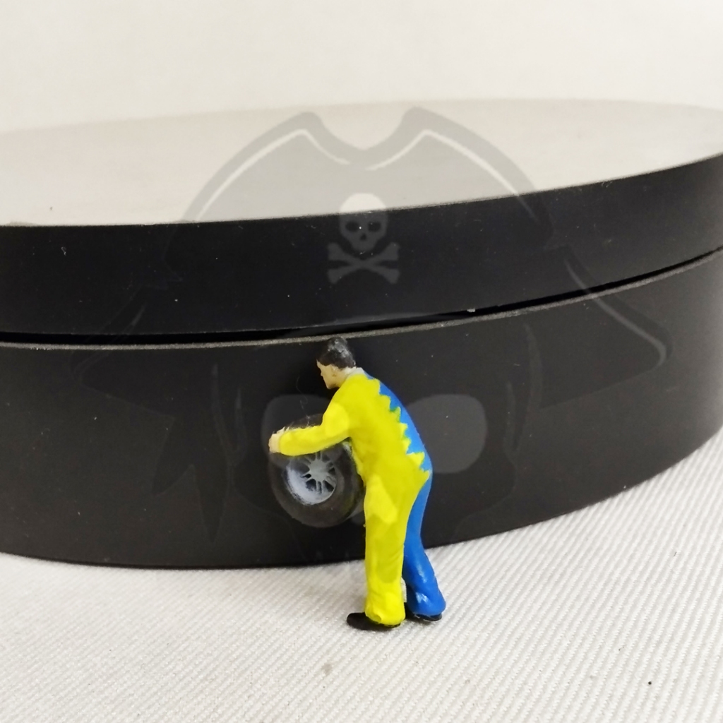 FIGURE 1:64 MONTIR MEMBAWA BAN, FIGURE 1/64