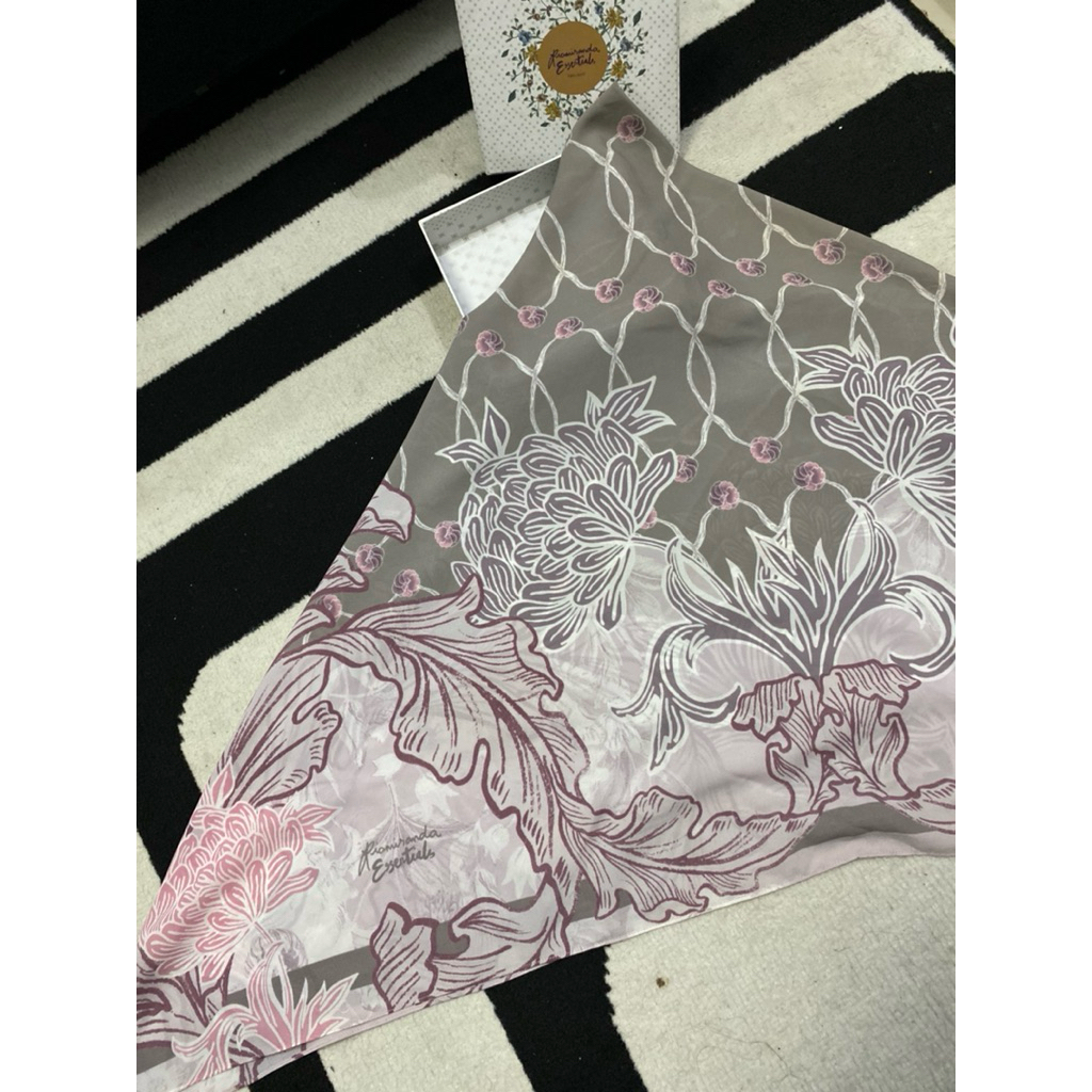 Preloved RIAMIRANDA SCARF