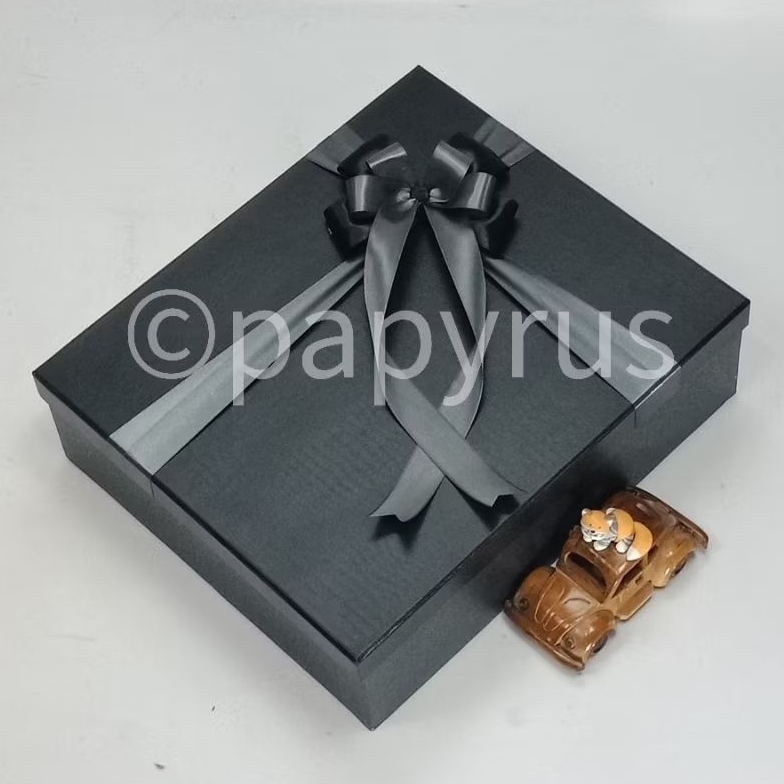 

PAPYRUS Kombinasi 30x35 Tinggi 10cm Kotak Kado Gift Box Hardbox Hampers V3