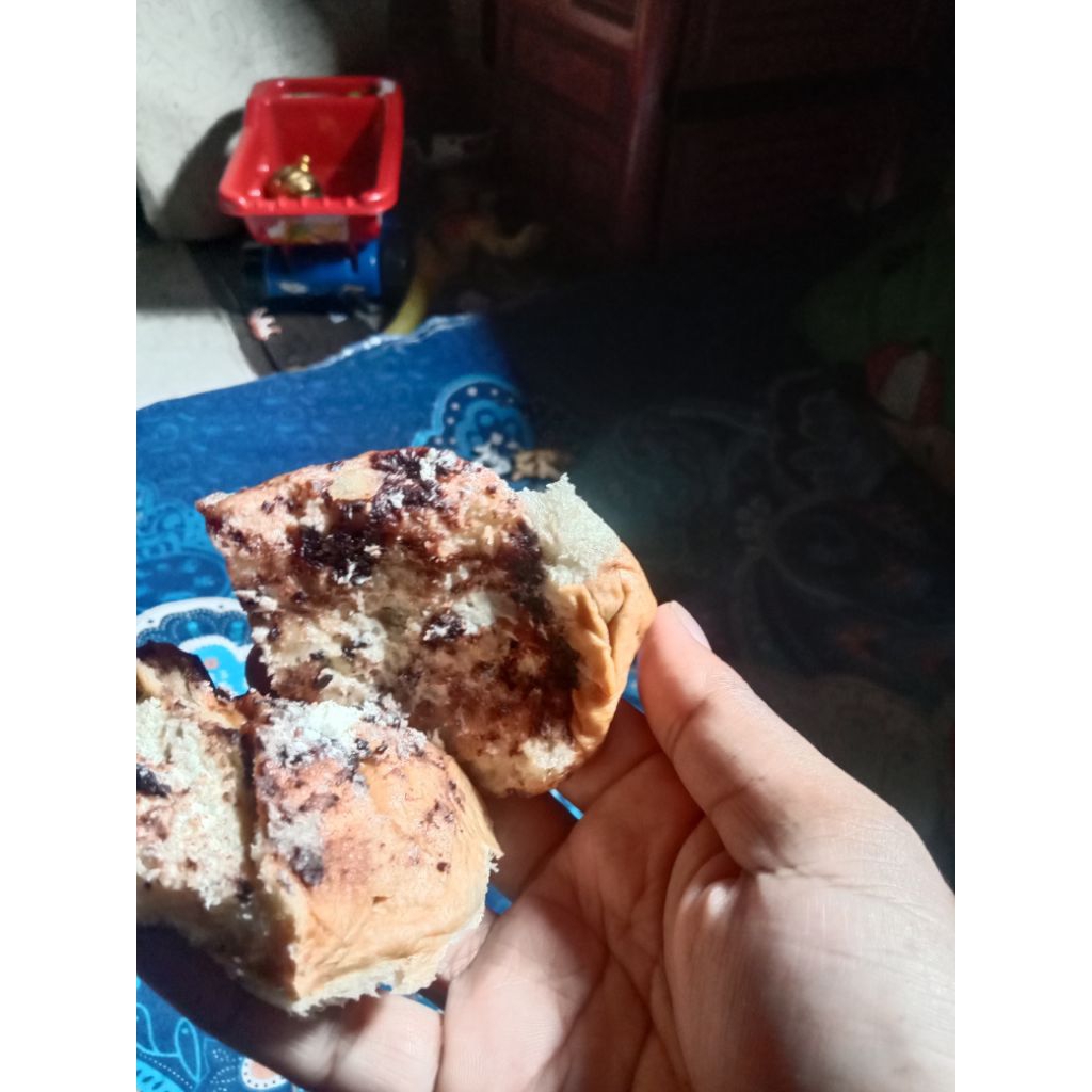 

Lemekan roti lembut cokelat campur cream mentega