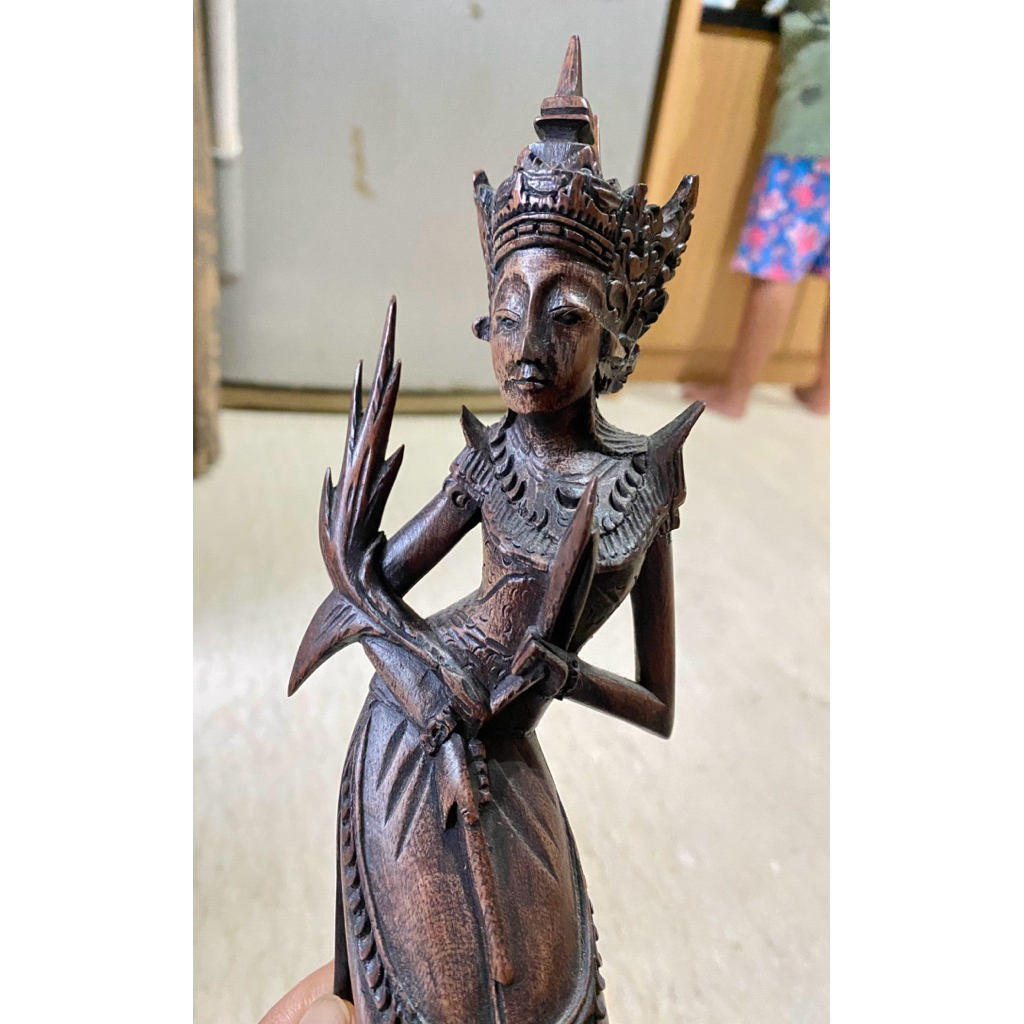 Patung Kayu Tradisional Indonesia – Dewi Sri (Dewi Padi & Kesuburan) Tinggi 30cms
