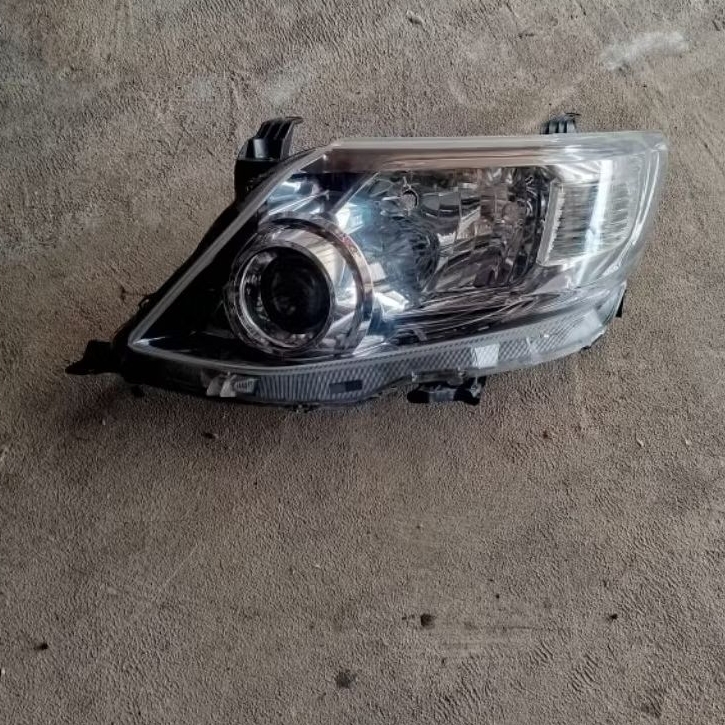 headlamp atau lampu depan Toyota Fortuner 2012 2013 2014