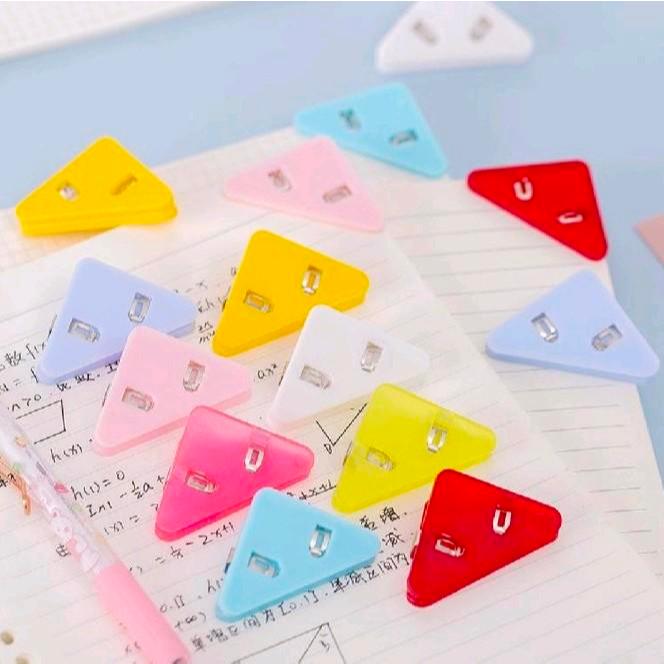 

Paper Clip Segitiga Warna-Warni Isi 3 Klip Sudut Penjepit Buku Akrilik Penjepit Kertas Binder Plastik Clips Book & Paper Corner Warna Random