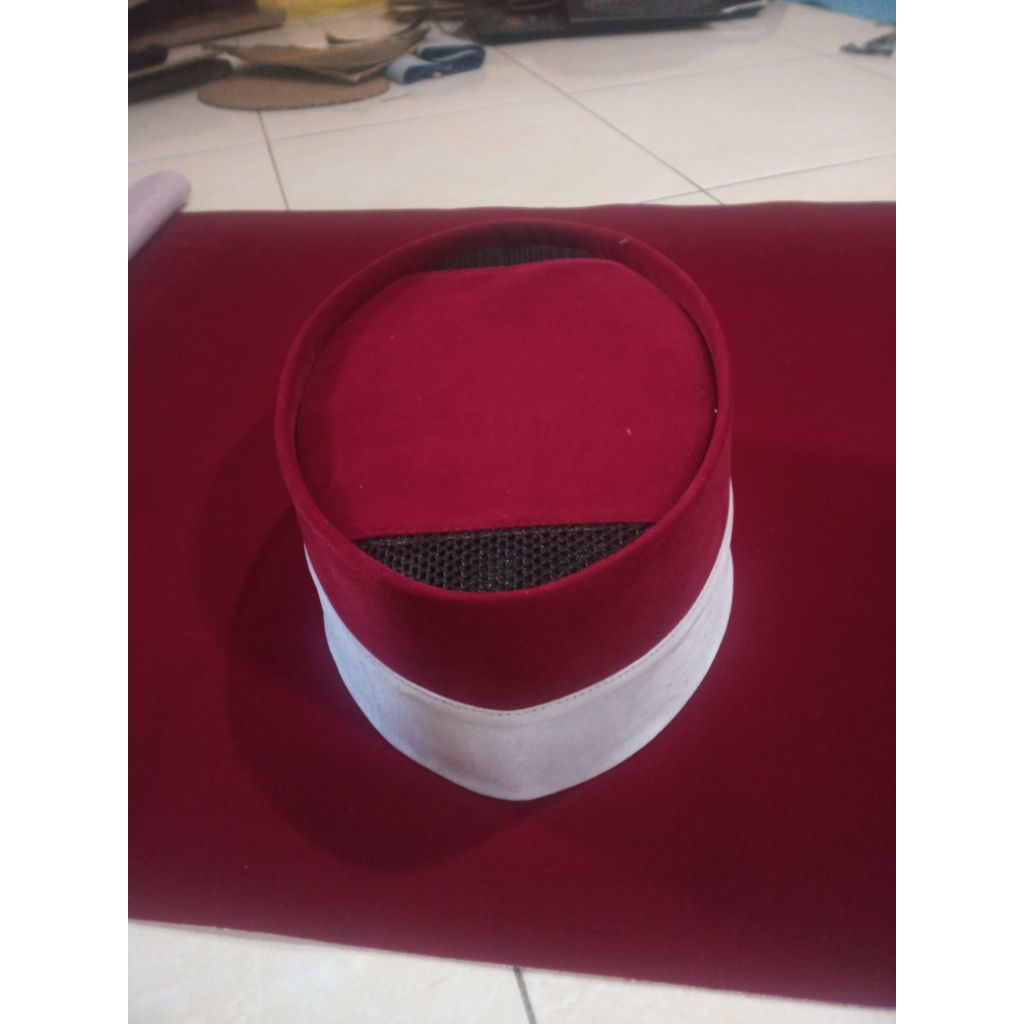 Peci merah putih