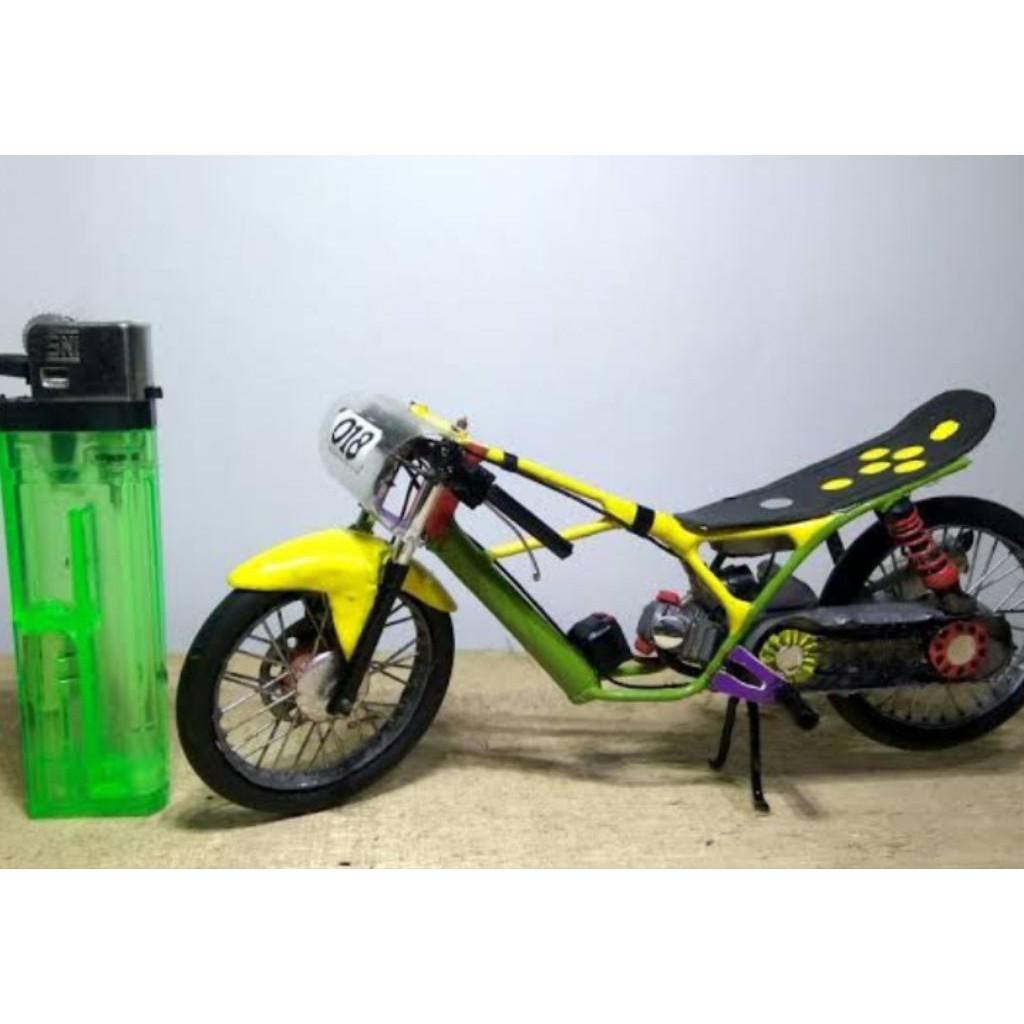miniatur mainan motor honda scoopy drag scala1:16 bisa berputar di gas