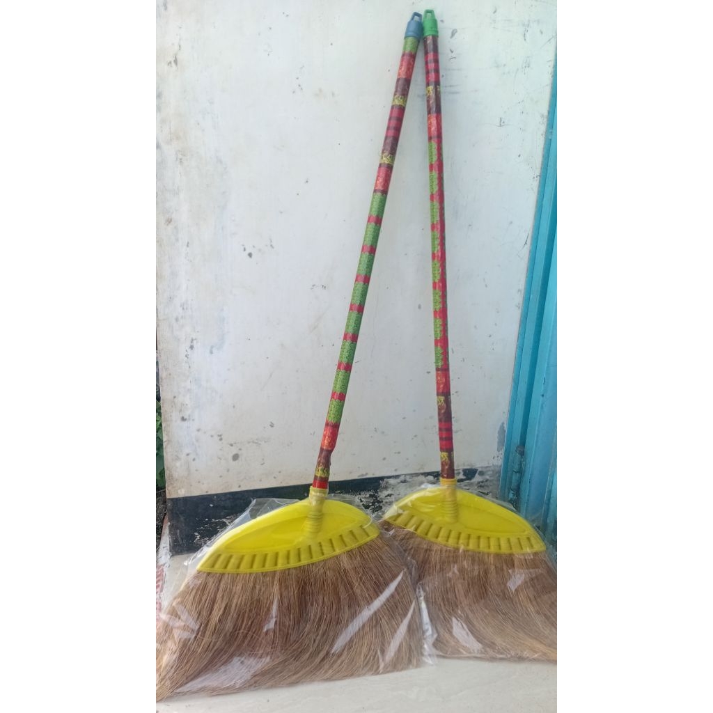 sapu lantai bahan serabut kelapa / sapu serabut kelapa
