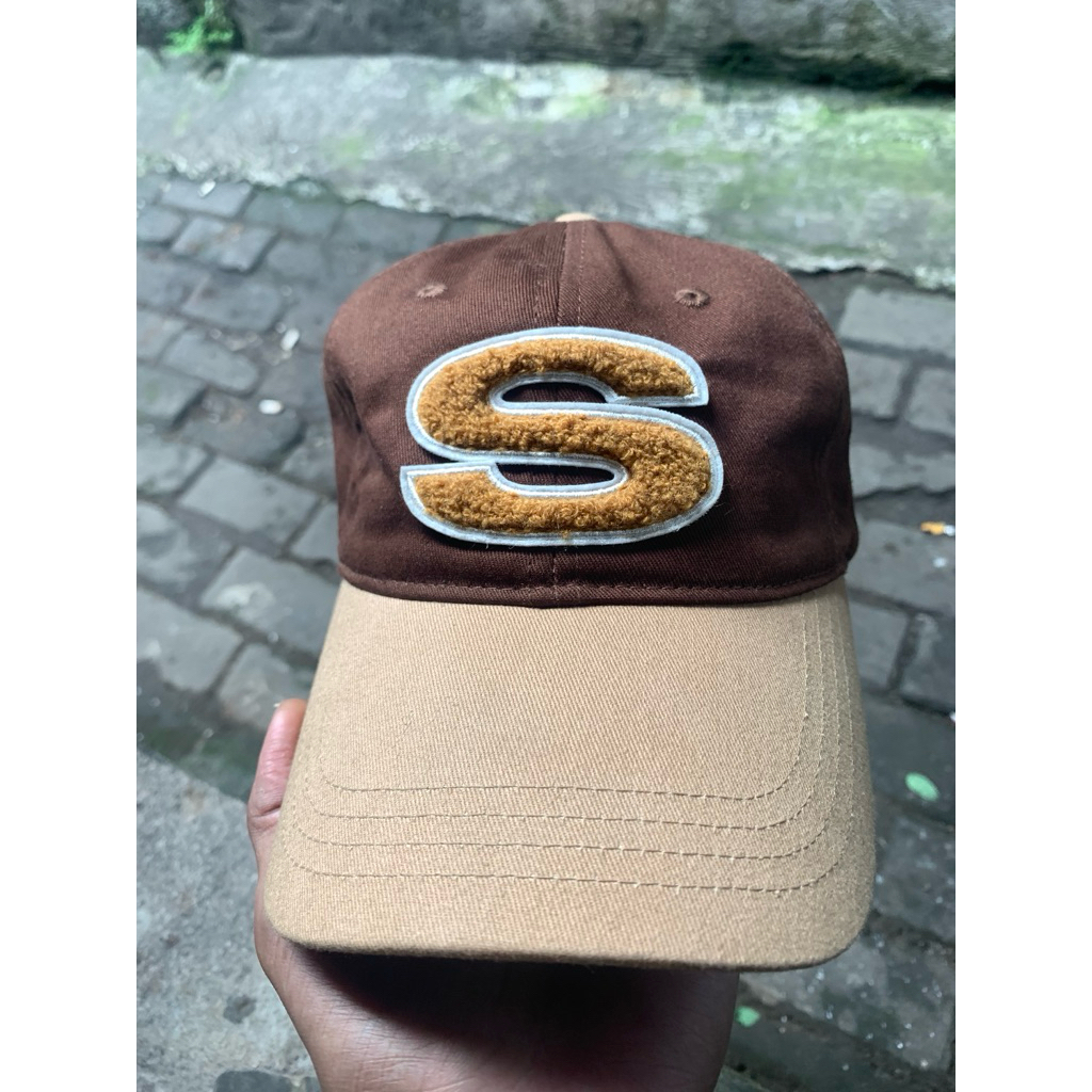 topi stussy logo S