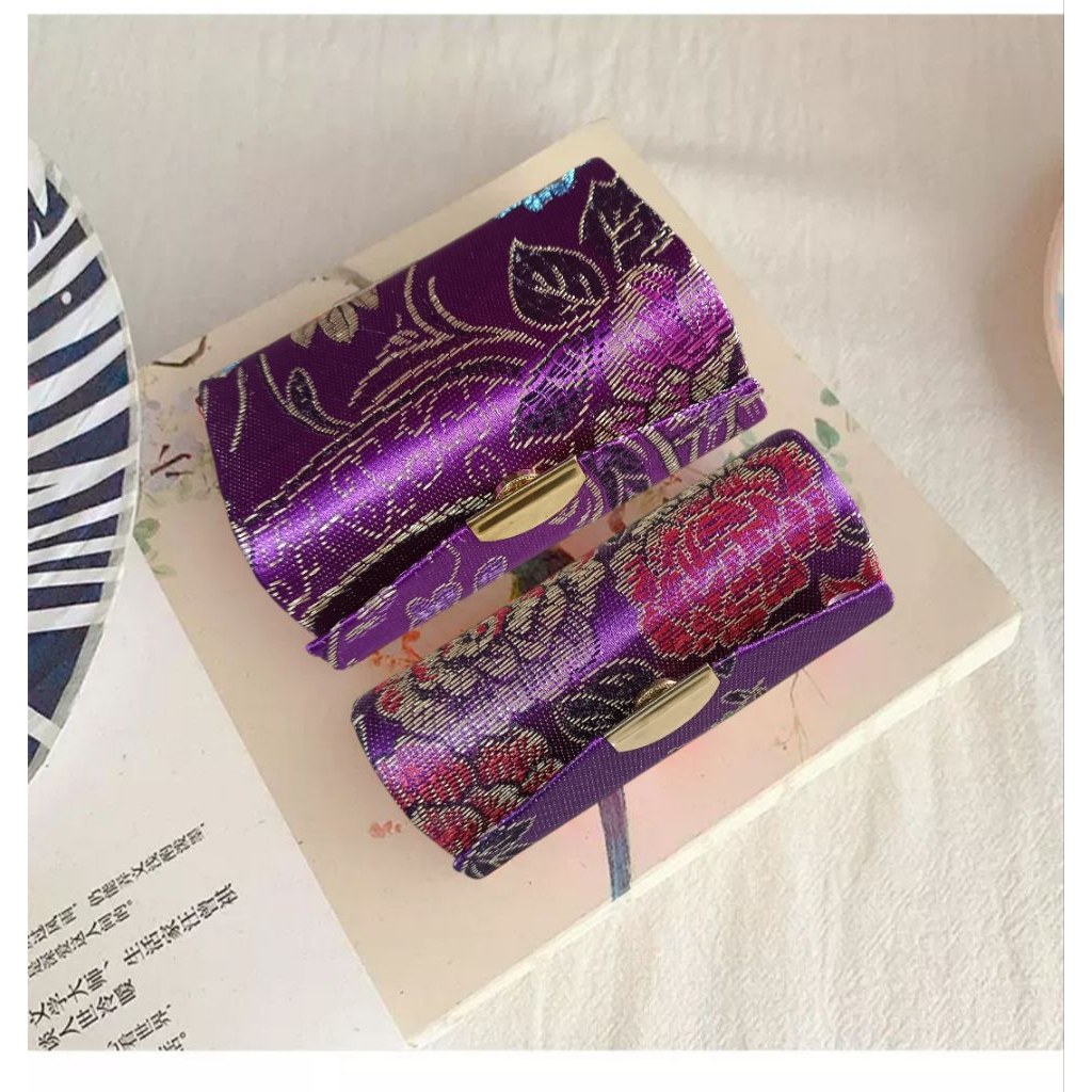 

Warna Ungu motif random - 1 set Kotak Lipstik / Kotak Souvenir Size Besar & kecil (1set)