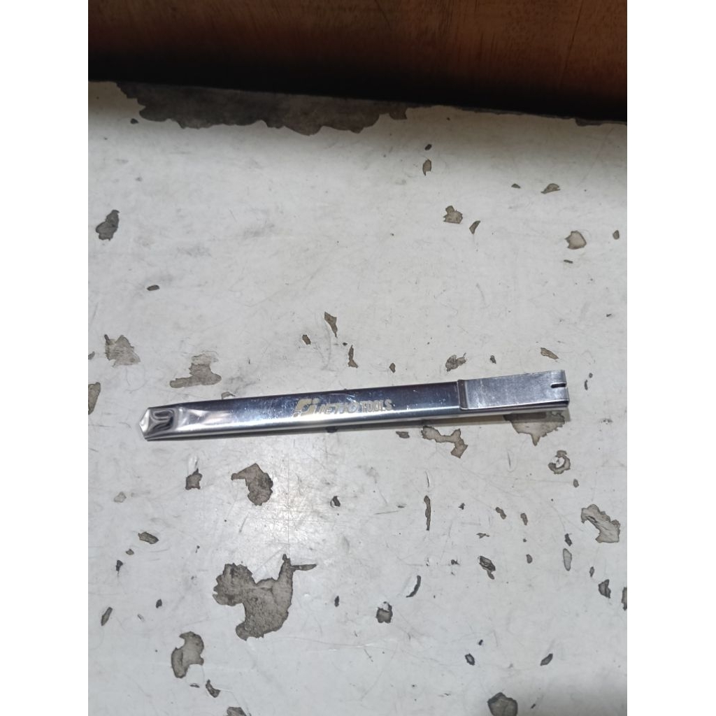 

Knife Cutter Heavy Duty 9mm Stainless Steel Shell Jetjo 101004 - Pisau Cutter