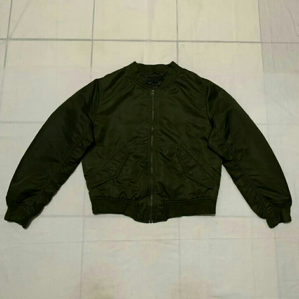 JAKET UNIQLO BOMBER