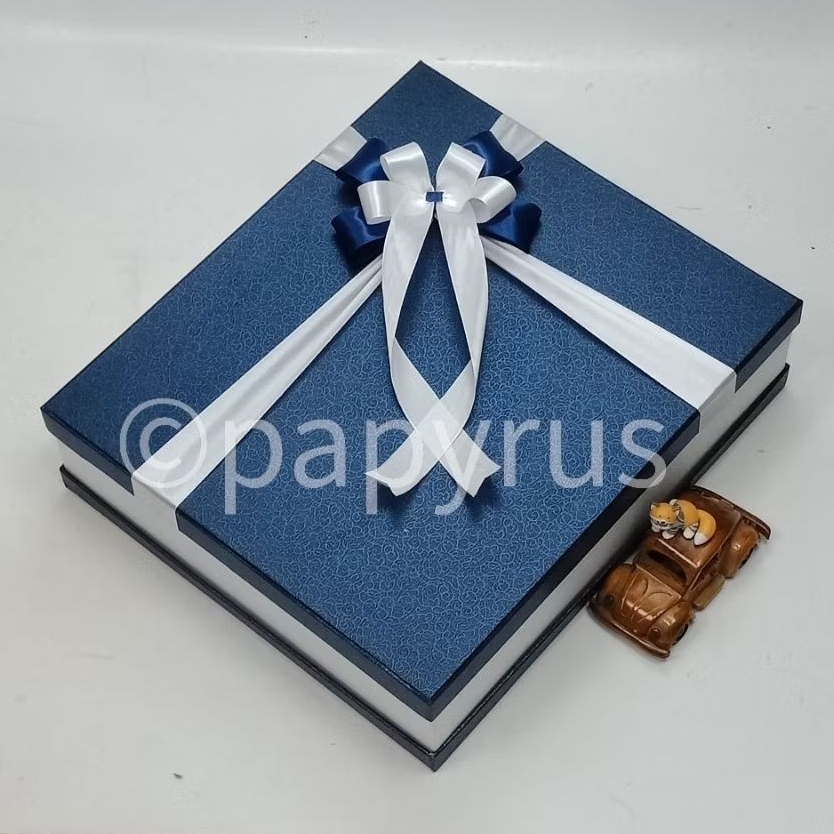 

PAPYRUS Sandwich 35x40 Tinggi 10cm Kotak Kado Gift Box Hardbox Hampers V1