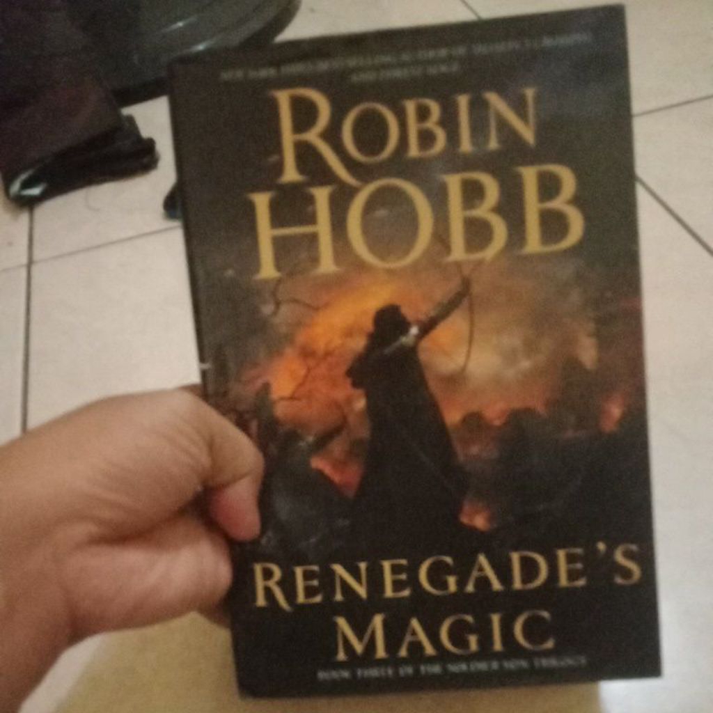 buku Renegade's magic - Robin hobb