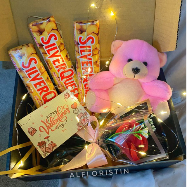 

GIFT BOX HAMPERS KADO VALENTIN ULANG TAHUN / HADIAH WISUDA ESTETIK ALFLORISTIN