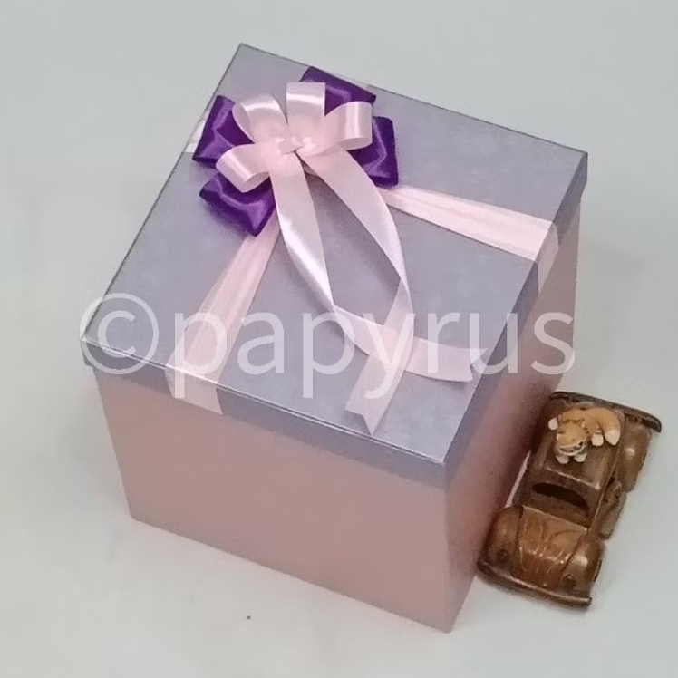 

PAPYRUS Kombinasi 20x20 Tinggi 20cm Kotak Kado Gift Box Hardbox Hampers V3
