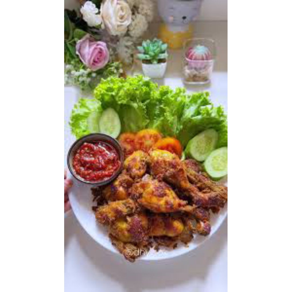 

AYAM KAMPUNG UNGKEP LENGKUAS frozen BONUS SAMBAL berbumbu rempah tradisional, diungkep hingga meresap lalu dibekukan. Tinggal goreng, langsung nikmat! Dilengkapi taburan lengkuas.