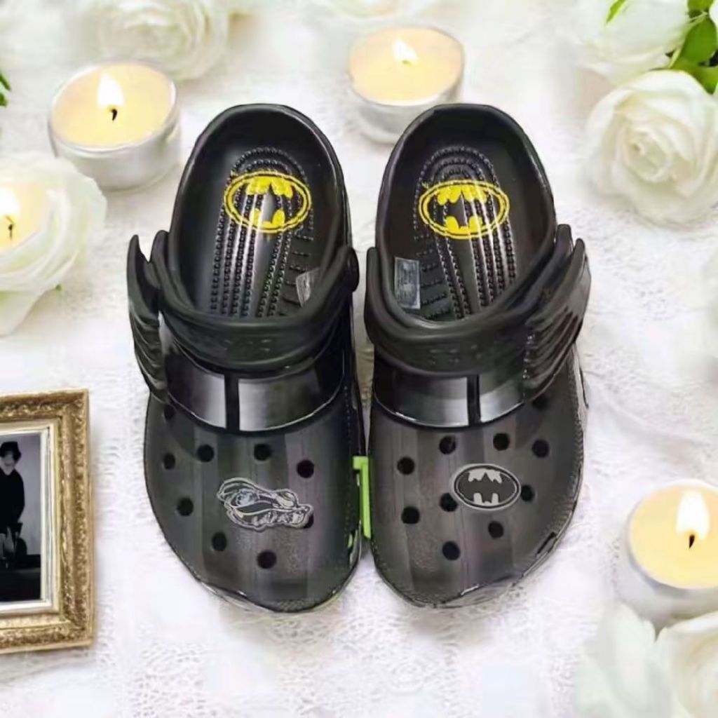 SENDAL PRIA CROCS KARAKTER BATMAN FREE JIBBITZ SENDAL KARET PRIA