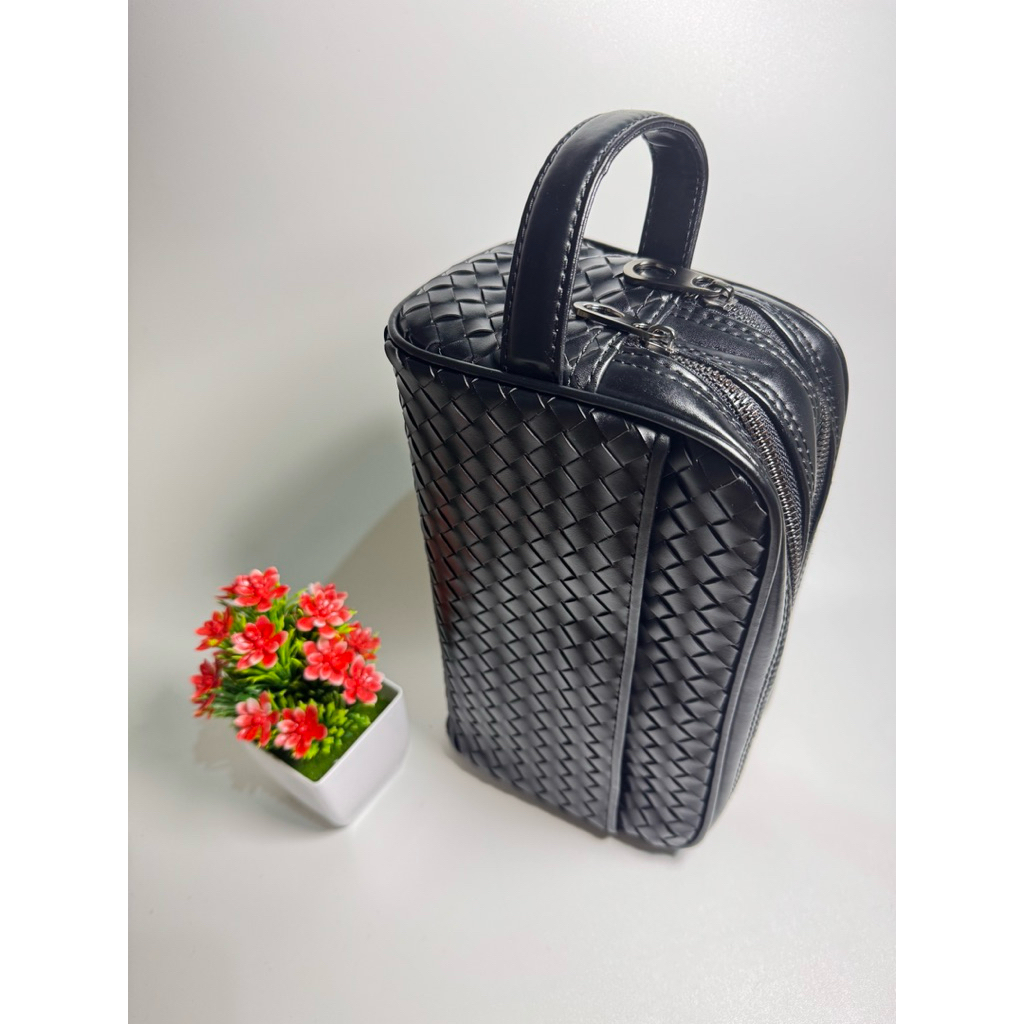 Pouch merk Bottega veneta preloved kualitas 1:1 (mirror) bukan barang ball kondisi sangat mulus suda
