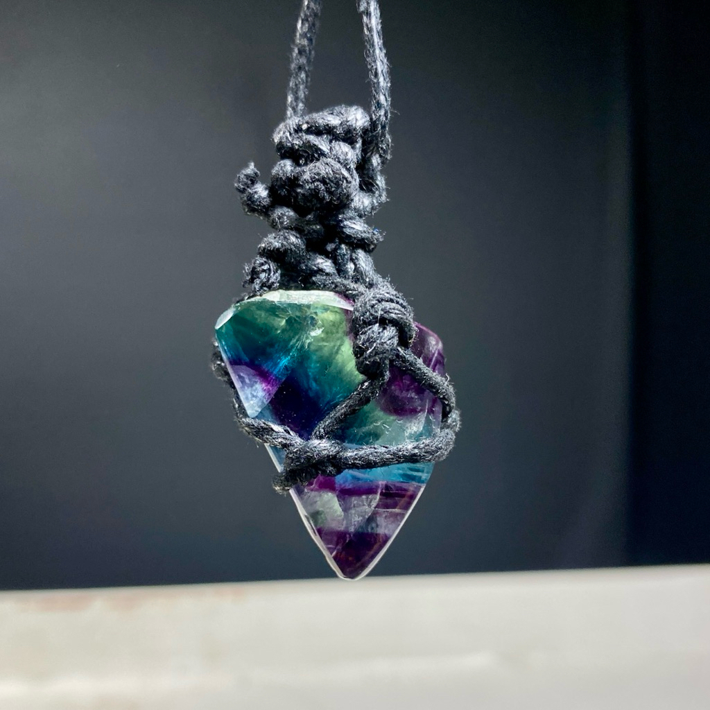 Kalung Liontin Fluorite - Natural Crystal Fluorite - Fluorite dan Pyrite Liontin Mineral Gemstone Co
