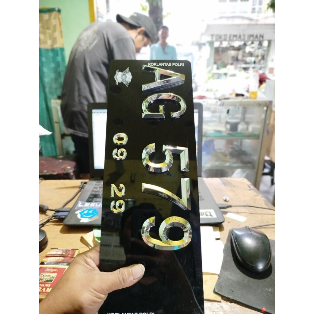 plat nomor mobil premium angka timbul