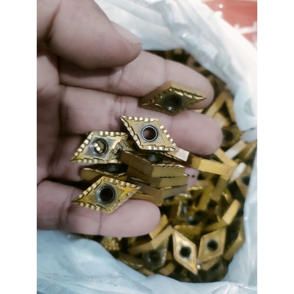 insert bubut/pahat bubut dnmg1504004 bahan sermert bekas
