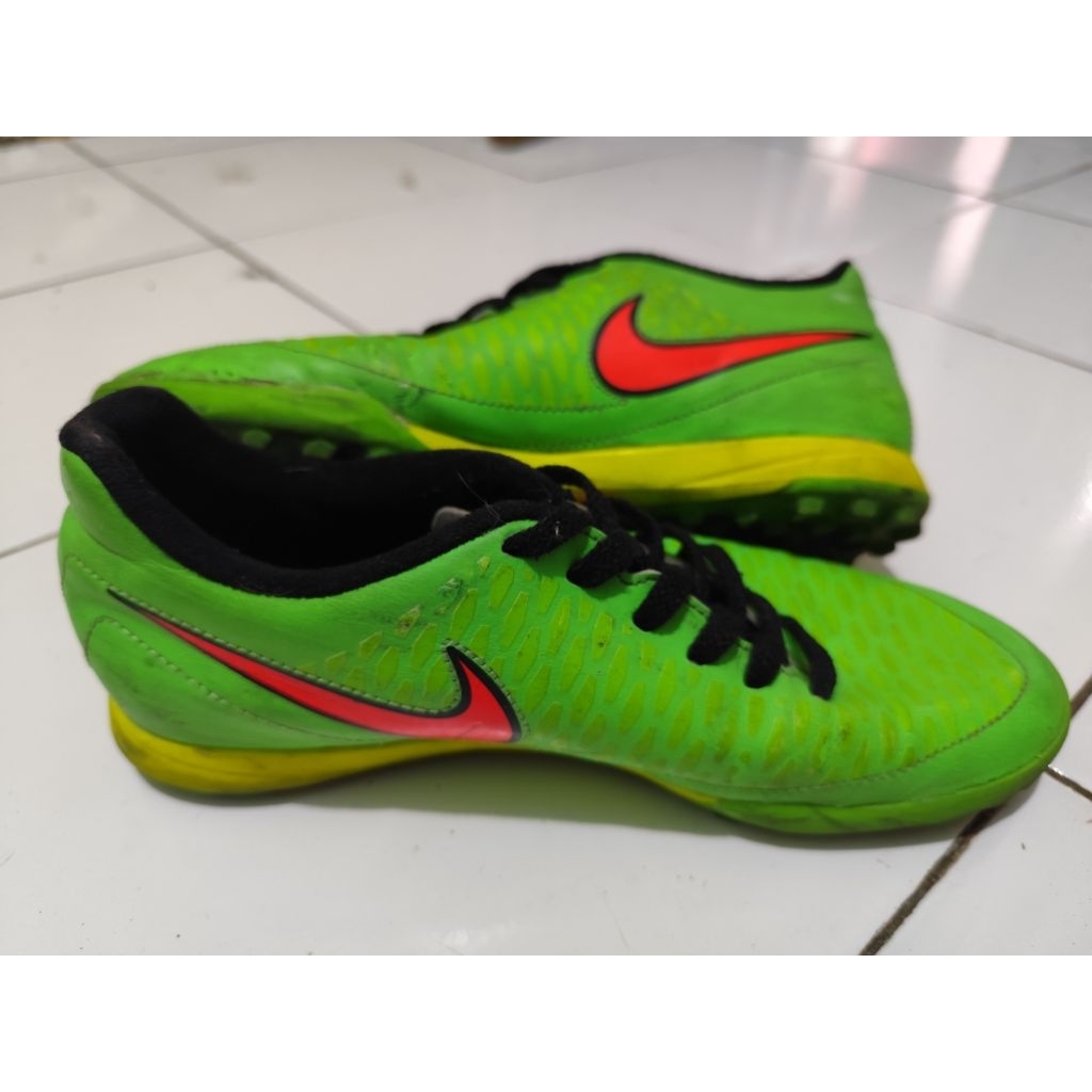 sepatu bola futsal turf