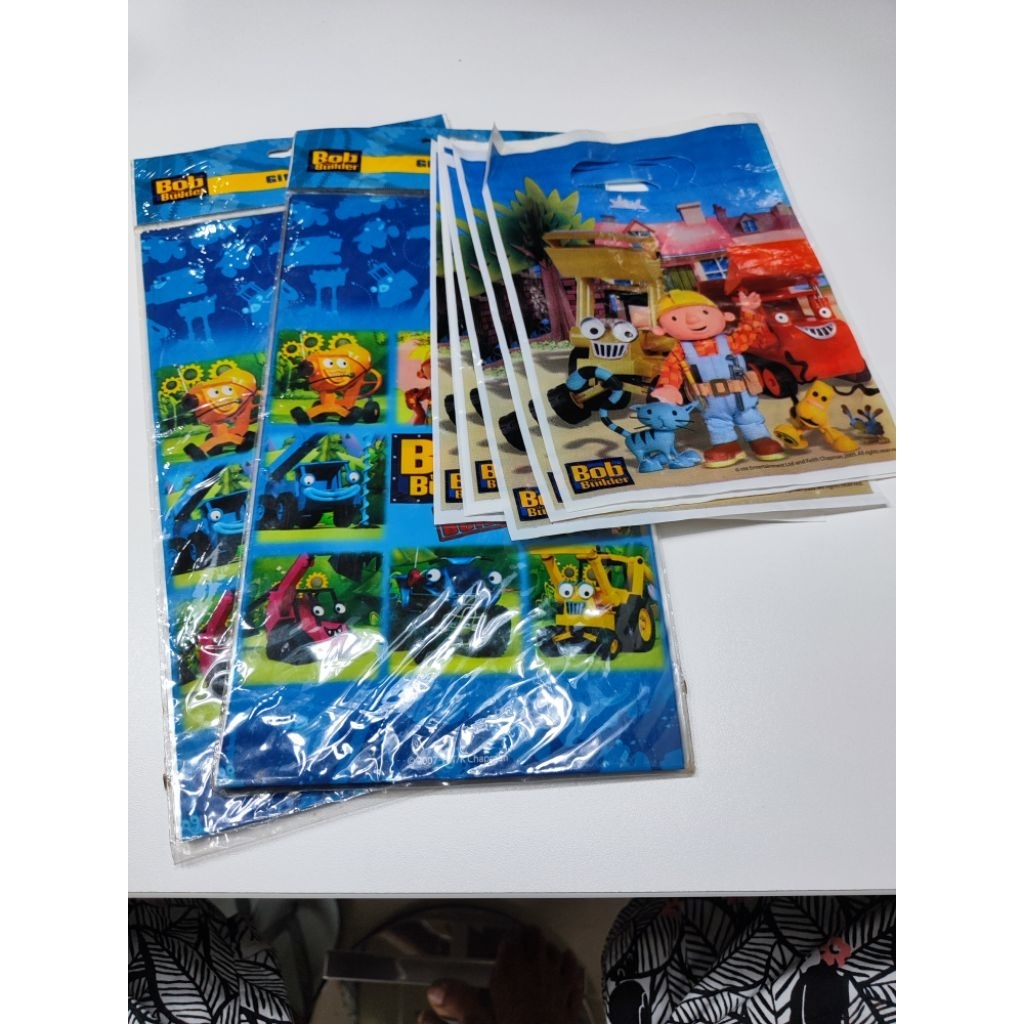 

6 shopping bag plastic & 2 gift bag @ 9 buah= 18 buah