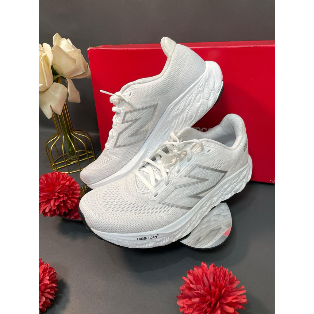 Preloved New Balance Fresh Foam 880 Road Running Shoes/Sepatu Lari for Men/Pria in White/Putih Not B
