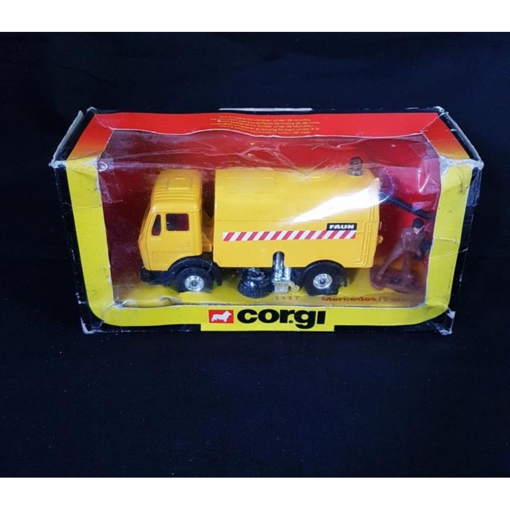CORGI 1117 England Mercedes Faun Sweeper Truck