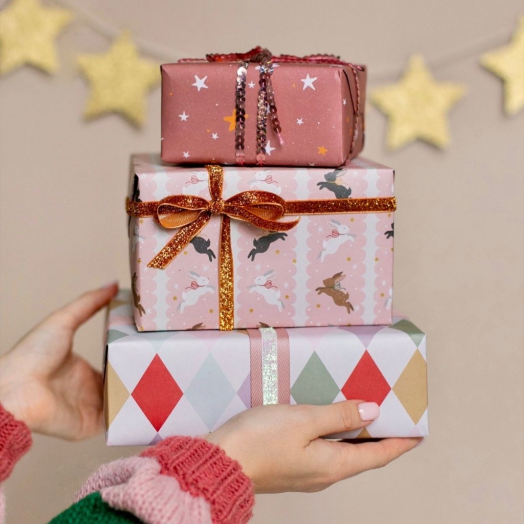 

[Tambahan] Bungkus Kado / Kartu Ucapan (Harus Disertai Pembelian Barang)