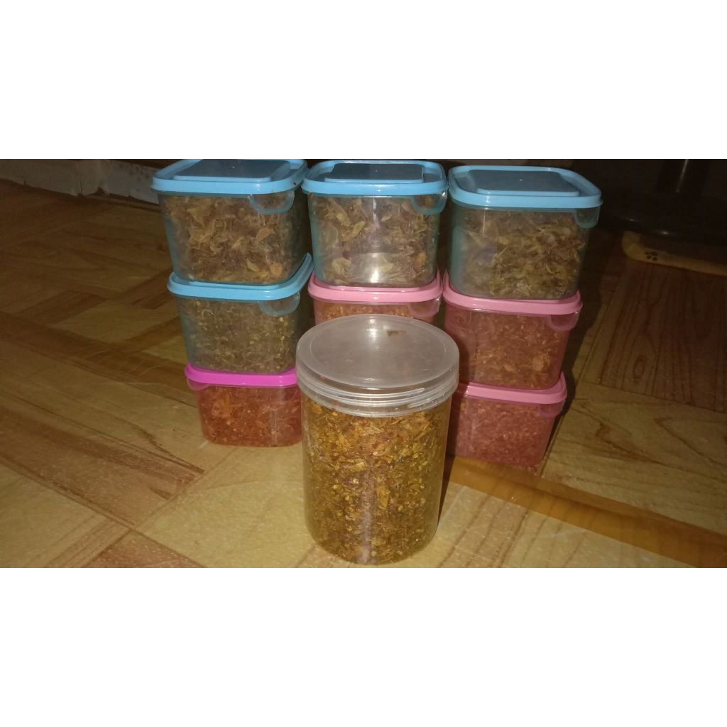 

srundeng kelapa guri enak, makanan khas Indonesia yg sering digunakan sebagai lauk pauk nasi+ayam goreng memiliki cita rasa enak&guri