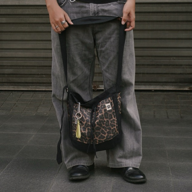 LIMITED FOMIND GOMA BAG - Tas Selempang Pria Tas Selempang Motif Leopard 2025