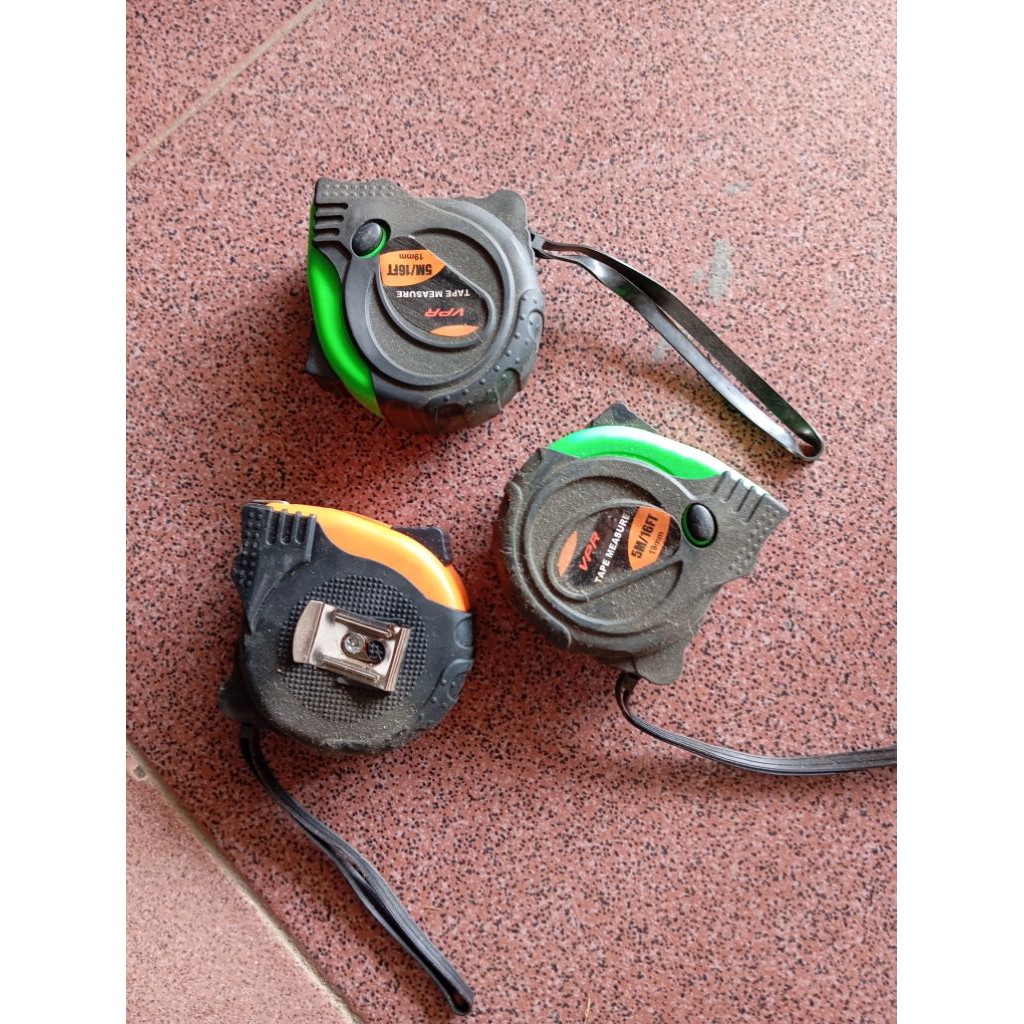 

measuring tape atau meteran tukang.