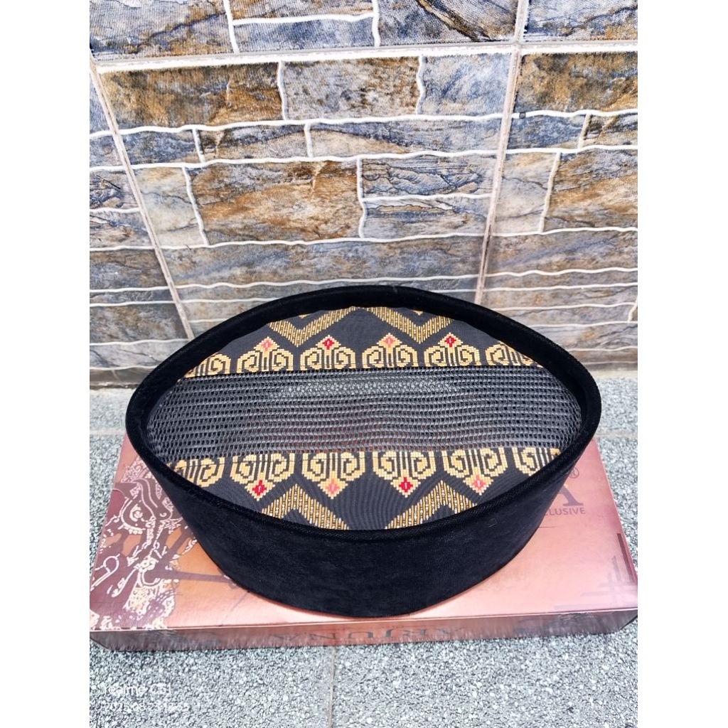 Songkok Peci Bludru Hitam Ac Tengah Motif Kain Profil Gold