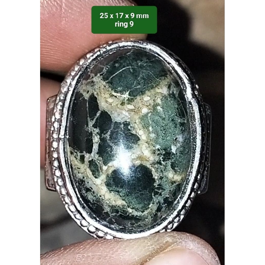 Batu akik kombinasi warna  hijau tua muda