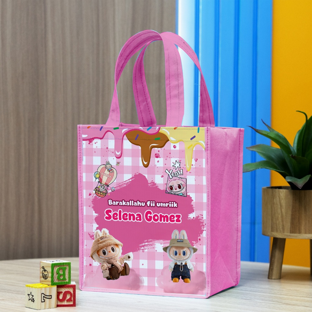 

Tas Kado Ulang Tahun Motif Labubu Goodie Bag Custom Nama,Bisa Muat KFC Potrait T25 P20 L13