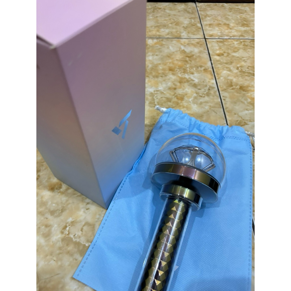 preloved seventeen caratbong v3 / vitri