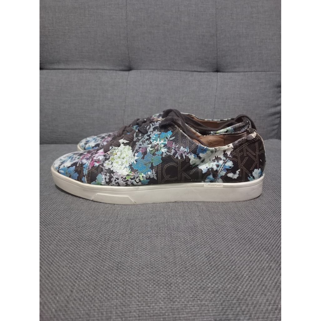 Sepatu Motif Bunga